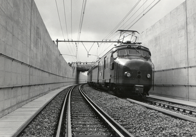 170622 Afbeelding van het electrisch treinstel nr. 748 (Mat. 1954, plan G) van de N.S. tijdens de opening van de ...